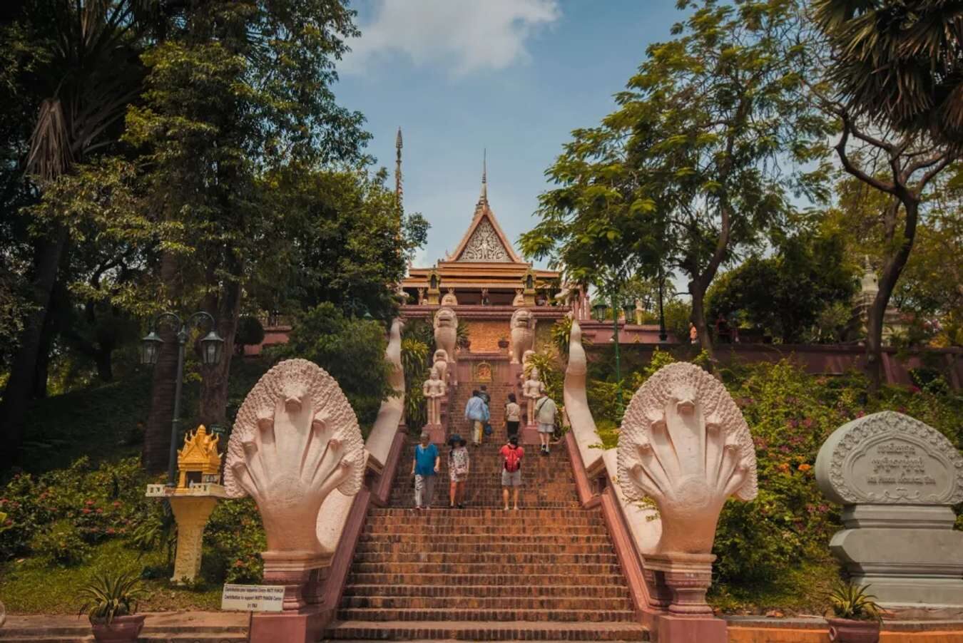 Chùa Wat Phnom: Địa điểm du lịch tâm linh nổi tiếng tại Campuchia